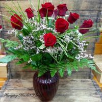 Short Stem Red Roses in Coloured Vase Short Stem Red Roses in Coloured Glass Vase